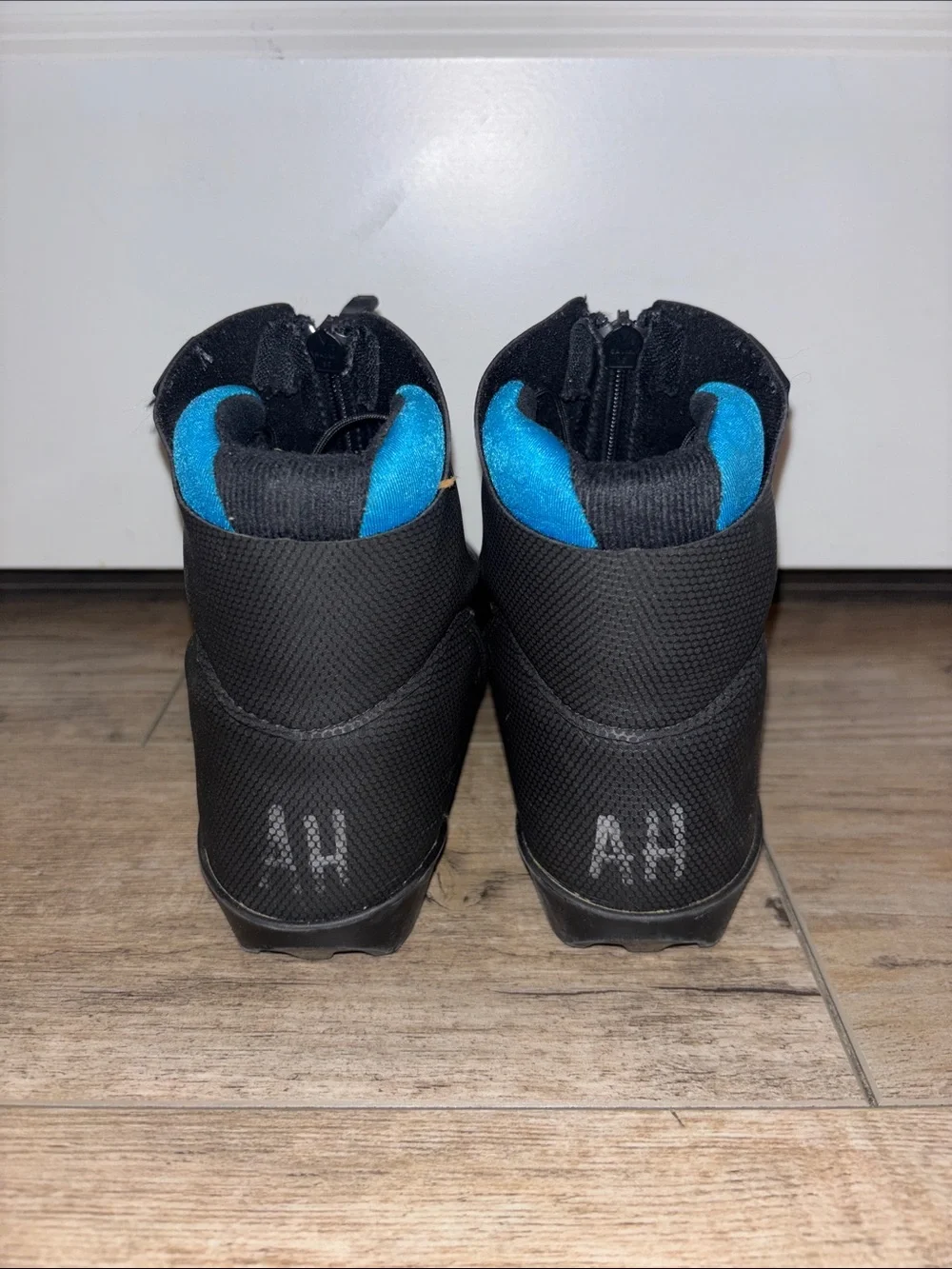 Salomon Nordic Ski Boots in Black with Blue Lining Size 2.5